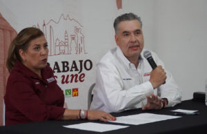 Van Waldo Fernández y Judith Díaz por útiles escolares gratuitos