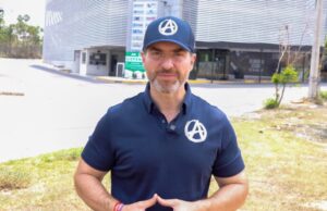 Denuncia Adrián retiro de publicidad y clausura de edificios donde estaba colocada
