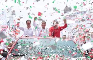 Miles de juarenses arman macro Valla de Autos en apoyo a Paco Treviño