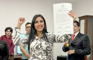 Recibe Adriana Quiroz constancia de mayoría como Diputada Federal