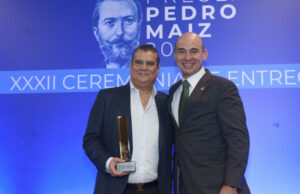 Entrega CANACO Monterrey Presea Pedro Maiz