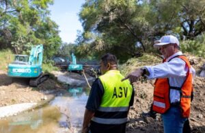 Arranca Héctor García desazolve del Arroyo Las Tinajas