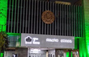 Iluminan el Palacio de Monterrey por el día de la parálisis cerebral