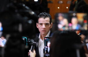 Celebra Miguel Flores homologación de edad mínima en cargos públicos
