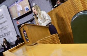 Propone Perla Villarreal limitar uso de celular en aulas