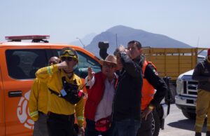 Apoya Escobedo a combatir incendio forestal en El Fraile
