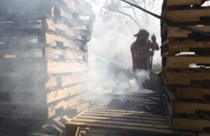 Salvaguardan Bomberos y PC de Escobedo a vecinos tras incendio