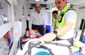 Entrega Américo 16 nuevas ambulancias al sector salud