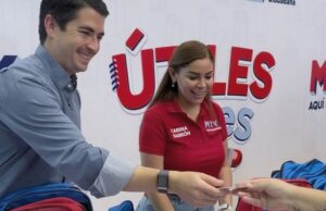 Arrecia Karina Barrón entrega de “útiles, útiles”