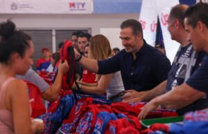 Visita Alcalde entrega de útiles en gimnasio Monterrey 400
