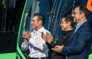 Miguel Flores destaca nueva entrega de camiones para NL