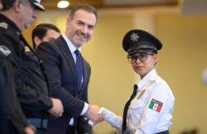 Otorga Monterrey 37 ascensos a policías y tránsitos