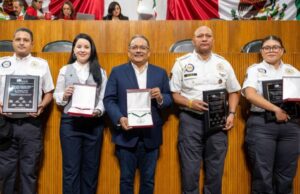 Reciben policías de PROXPOL Medalla Fray Servando Teresa de Mier