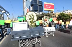 Bloquean afectados por incumplimiento de aseguradoras Avenida Constitución