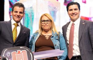 Reconoce Miguel Flores trabajo de servidores públicos de NL