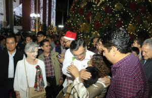 Encabezan Américo y María desfile navideño y encendido del pino