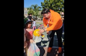Carlos Lazo entrega juguetes a niños de Guadalupe