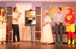 Llega ¿Y quién se queda con mamá? a sus 150 Obras de Teatro
